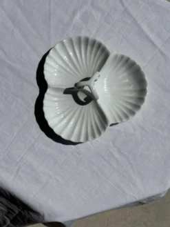 Plat de service vintage en porcelaine blanche à coquillages MP Samie D26 H4