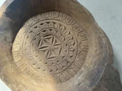 Plateau ancien indien sculpté en bois massif « Rosace »