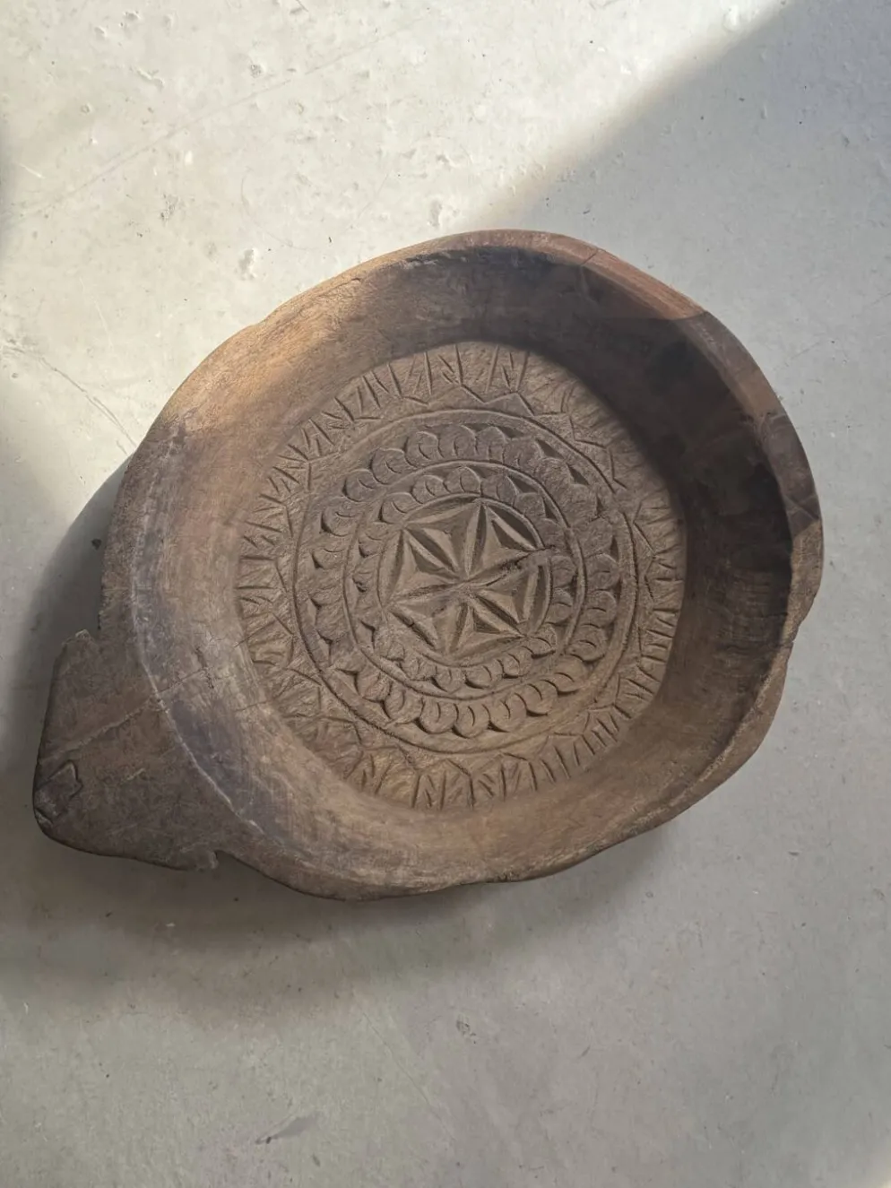 Plateau ancien indien sculpté en bois massif « Rosace »