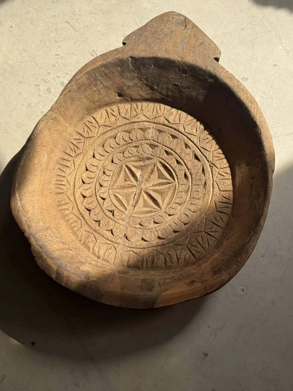 Plateau ancien indien sculpté en bois massif « Rosace »