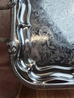 Plateau anglais en métal argenté décor floral – Angleterre