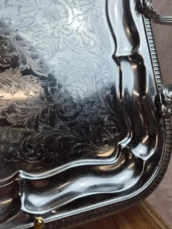 Plateau anglais en métal argenté décor floral – Angleterre