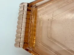 Plateau art déco en verre rose avec poignée