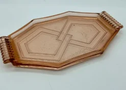 Plateau art déco en verre rose avec poignée
