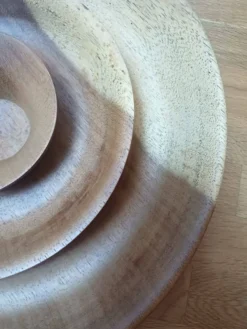 Plateau artisanal en bois tourné