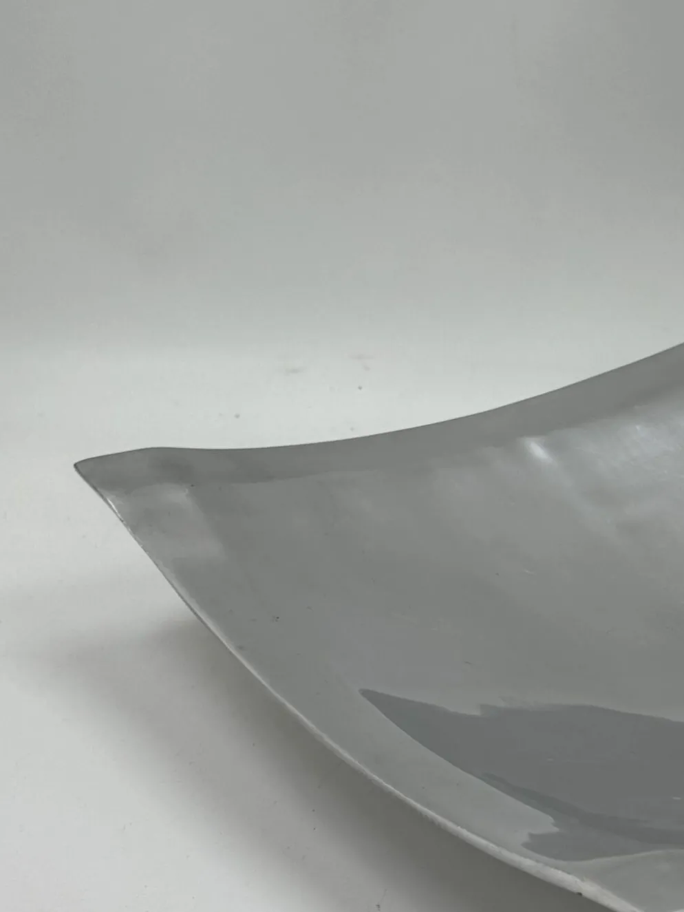 Plateau carré sculptural en aluminium brossé