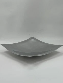 Plateau carré sculptural en aluminium brossé
