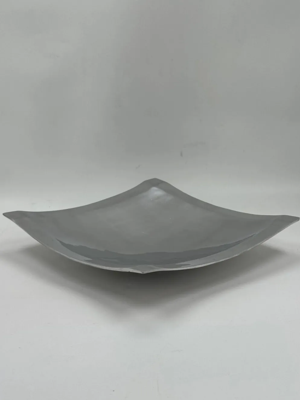 Plateau carré sculptural en aluminium brossé