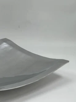 Plateau carré sculptural en aluminium brossé