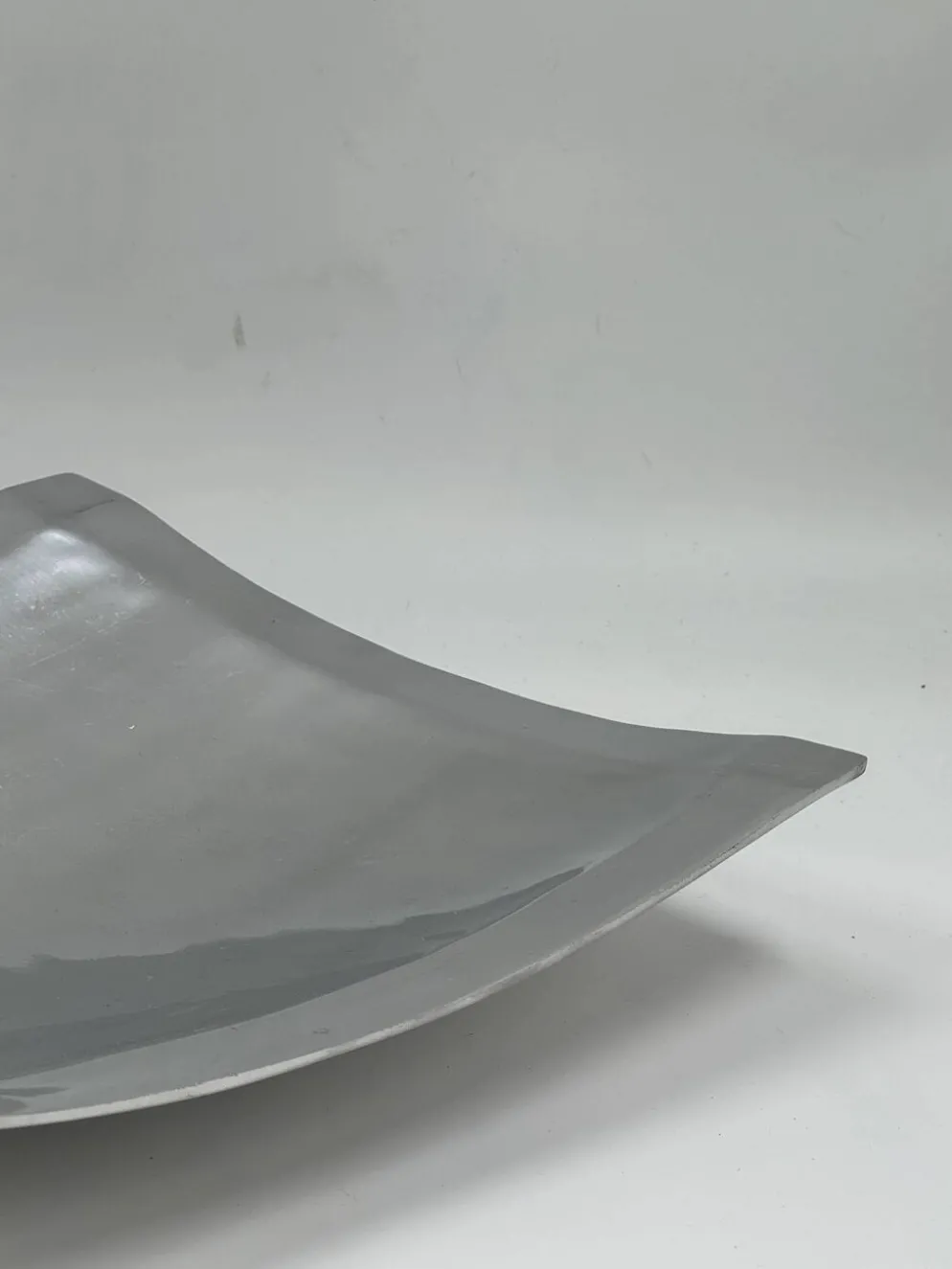 Plateau carré sculptural en aluminium brossé