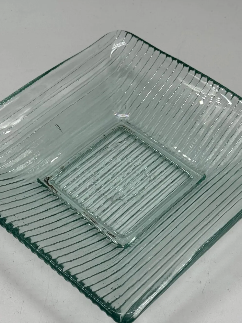 Plateau carré vintage en verre strié