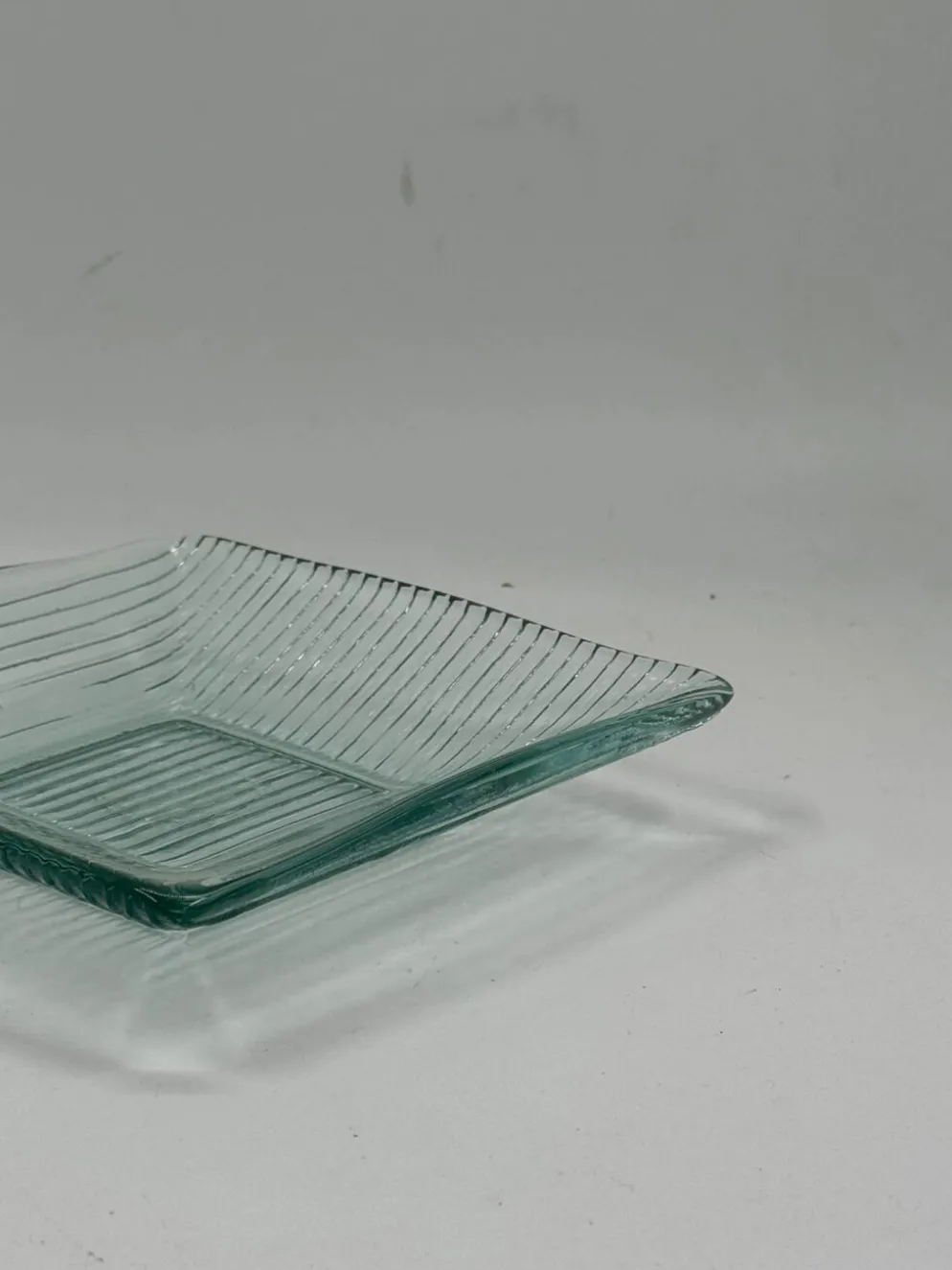 Plateau carré vintage en verre strié