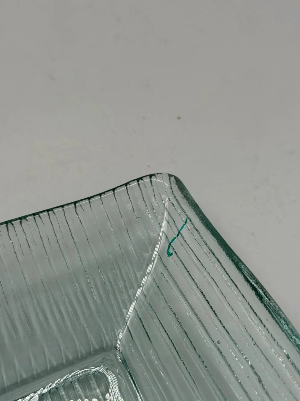Plateau carré vintage en verre strié