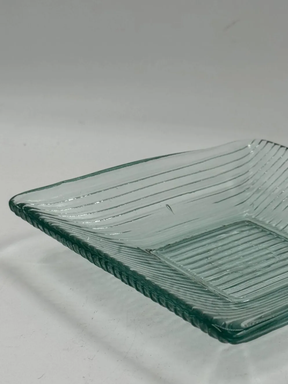 Plateau carré vintage en verre strié