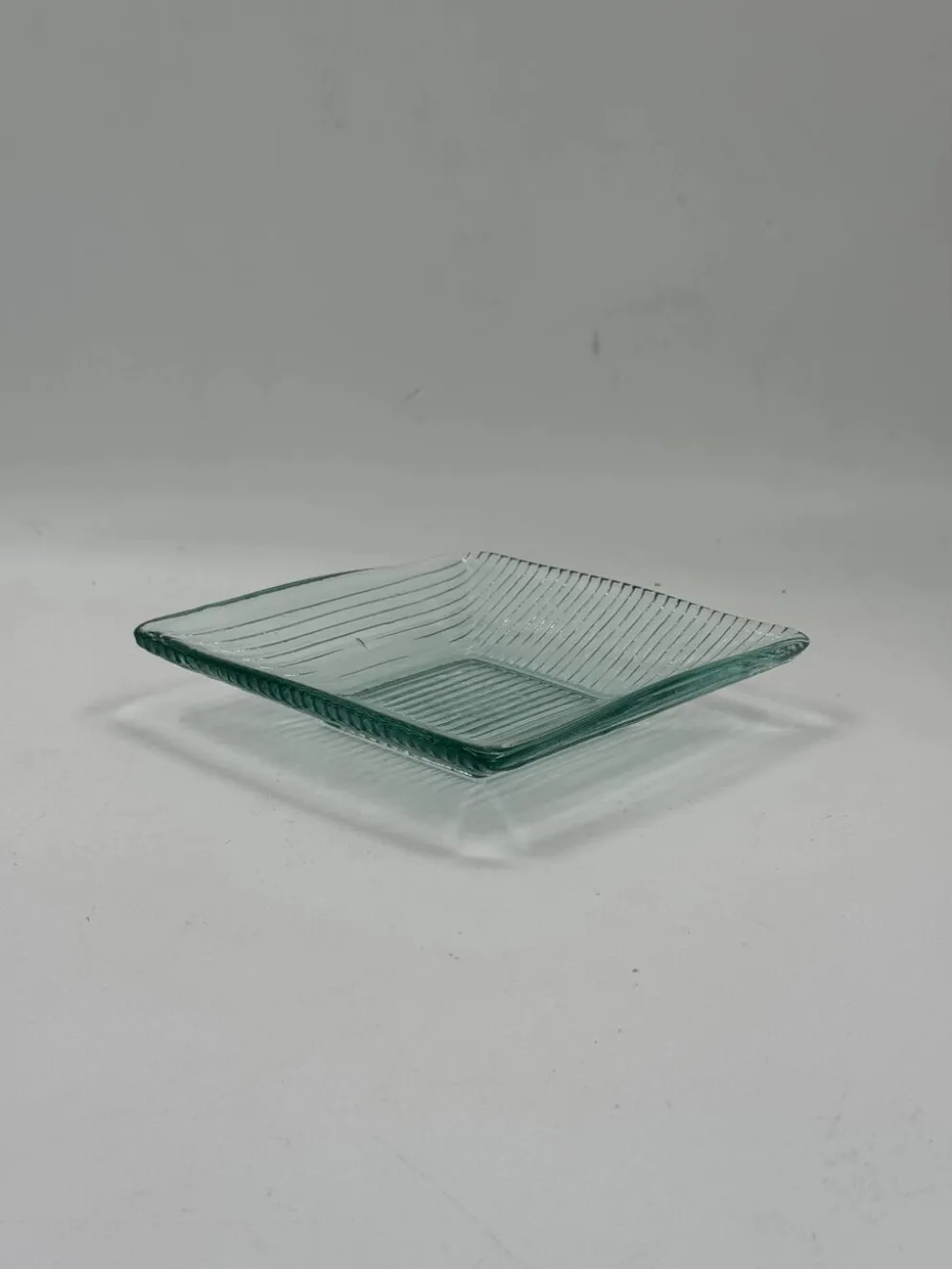 Plateau carré vintage en verre strié
