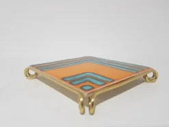 Plateau décoratif, orange, bleu et or ; céramique et laiton ; Belgique, années 1970.