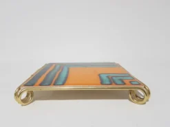 Plateau décoratif, orange, bleu et or ; céramique et laiton ; Belgique, années 1970.