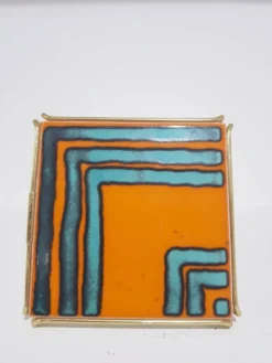 Plateau décoratif, orange, bleu et or ; céramique et laiton ; Belgique, années 1970.