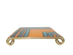 Plateau décoratif, orange, bleu et or ; céramique et laiton ; Belgique, années 1970.