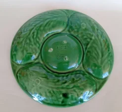 Plateau d'entrées en céramique verte majolique en forme de feuille portugaise