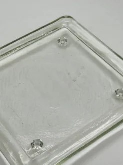 Plateau de service carré vintage en verre transparent teinté vert pâle avec pieds surélevés