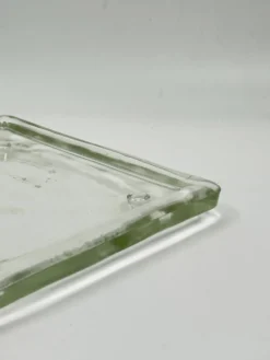 Plateau de service carré vintage en verre transparent teinté vert pâle avec pieds surélevés