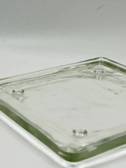 Plateau de service carré vintage en verre transparent teinté vert pâle avec pieds surélevés