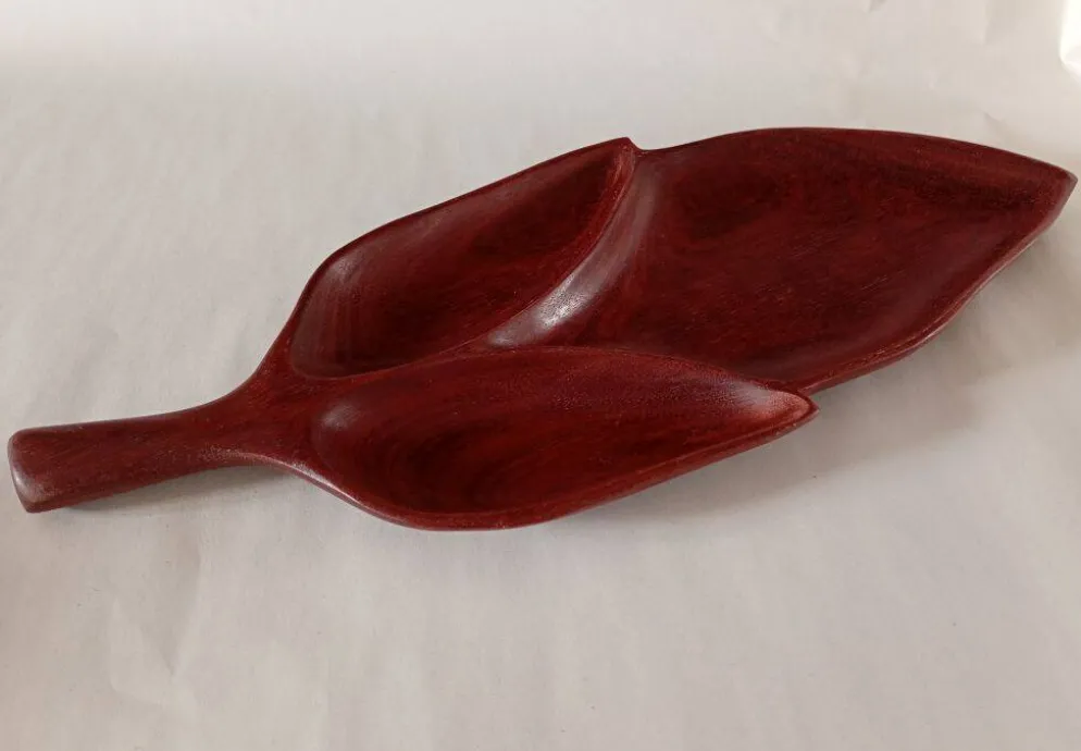 Plateau de service en bois sculpté à la main de style mi-siècle en forme de feuille