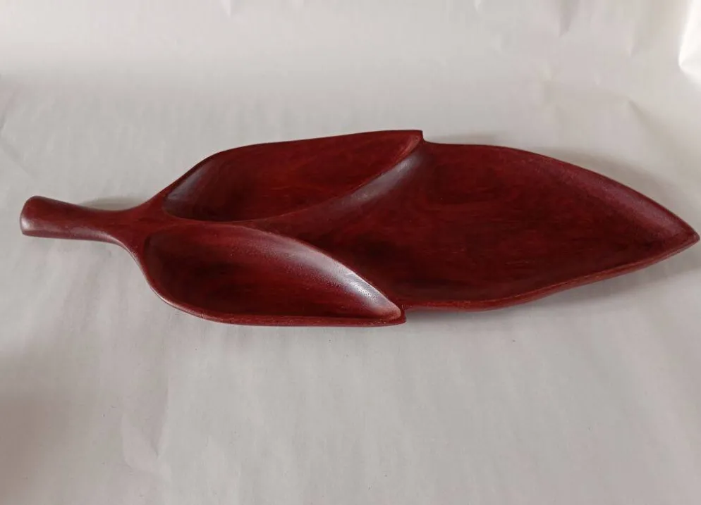 Plateau de service en bois sculpté à la main de style mi-siècle en forme de feuille