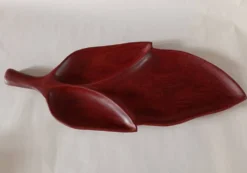 Plateau de service en bois sculpté à la main de style mi-siècle en forme de feuille