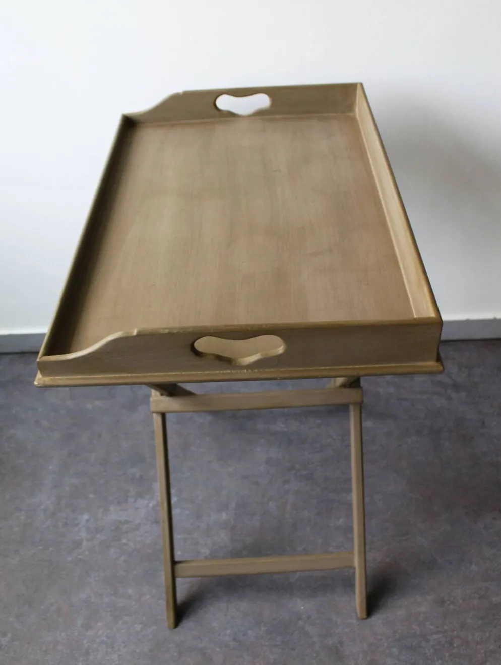 Plateau de service pliant et amovible en bois peint taupe