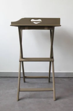 Plateau de service pliant et amovible en bois peint taupe
