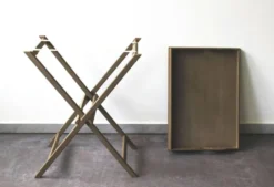 Plateau de service pliant et amovible en bois peint taupe