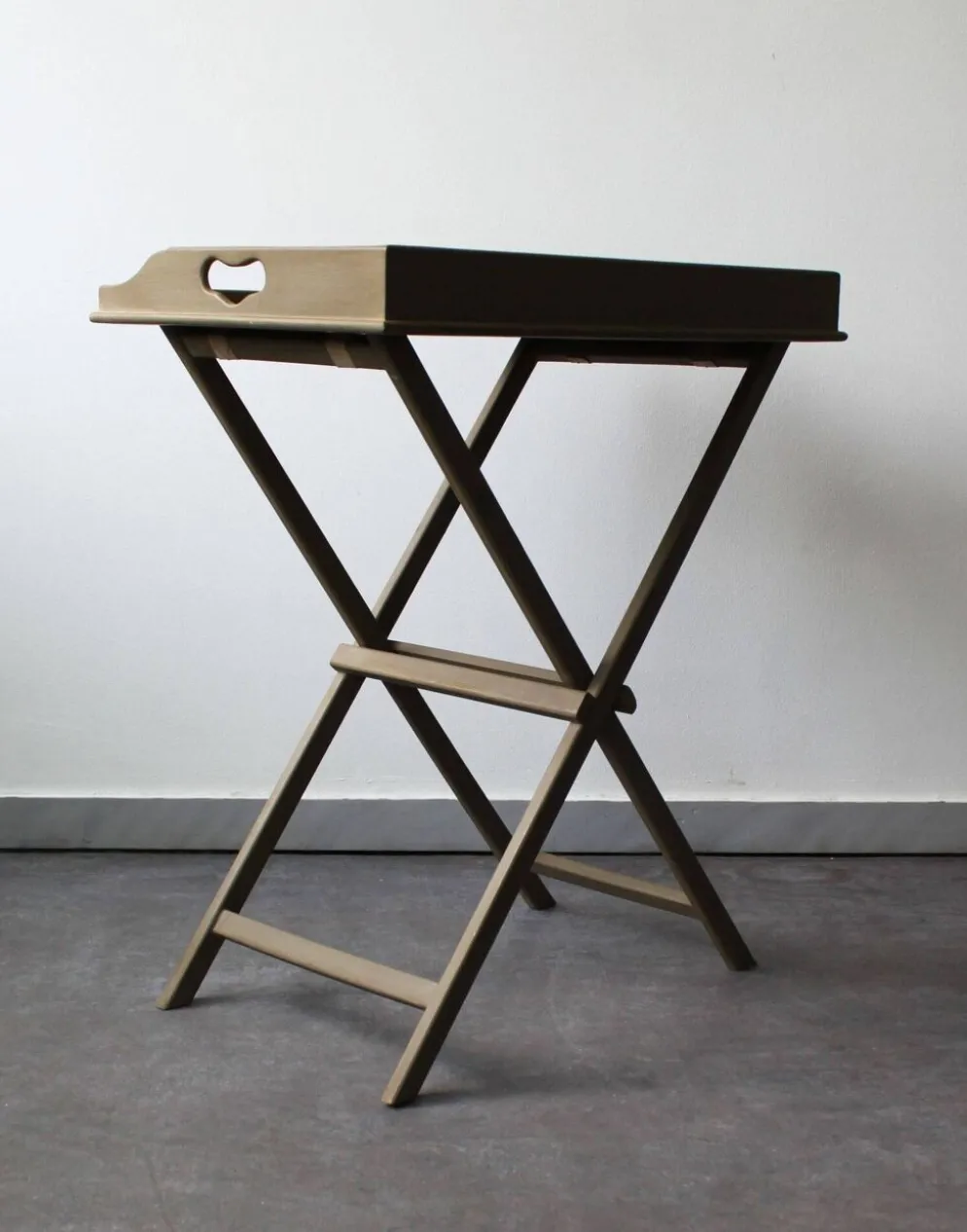 Plateau de service pliant et amovible en bois peint taupe