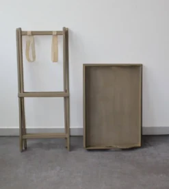 Plateau de service pliant et amovible en bois peint taupe