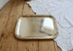 Plateau de service rectangulaire vintage métal argenté – Décor gravé