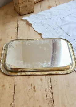Plateau de service rectangulaire vintage métal argenté – Décor gravé