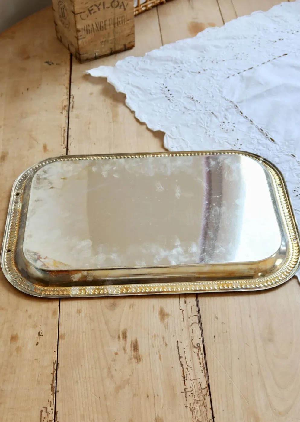 Plateau de service rectangulaire vintage métal argenté – Décor gravé