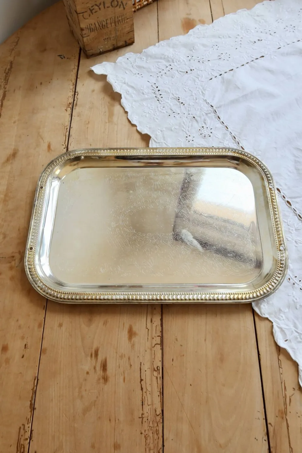 Plateau de service rectangulaire vintage métal argenté – Décor gravé