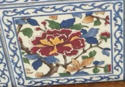 Plateau de service vintage en bois et carreaux de faïence à décor floral