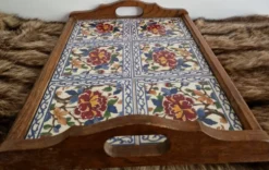 Plateau de service vintage en bois et carreaux de faïence à décor floral