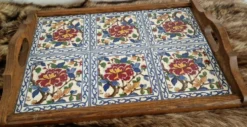 Plateau de service vintage en bois et carreaux de faïence à décor floral