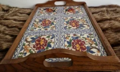 Plateau de service vintage en bois et carreaux de faïence à décor floral