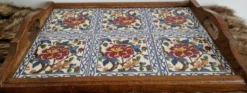 Plateau de service vintage en bois et carreaux de faïence à décor floral