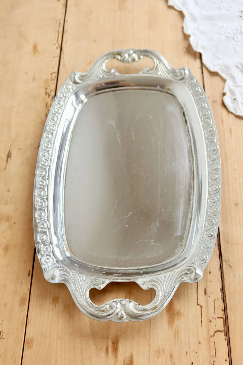 Plateau de service vintage métal argenté – Poignées et bordure gravée style