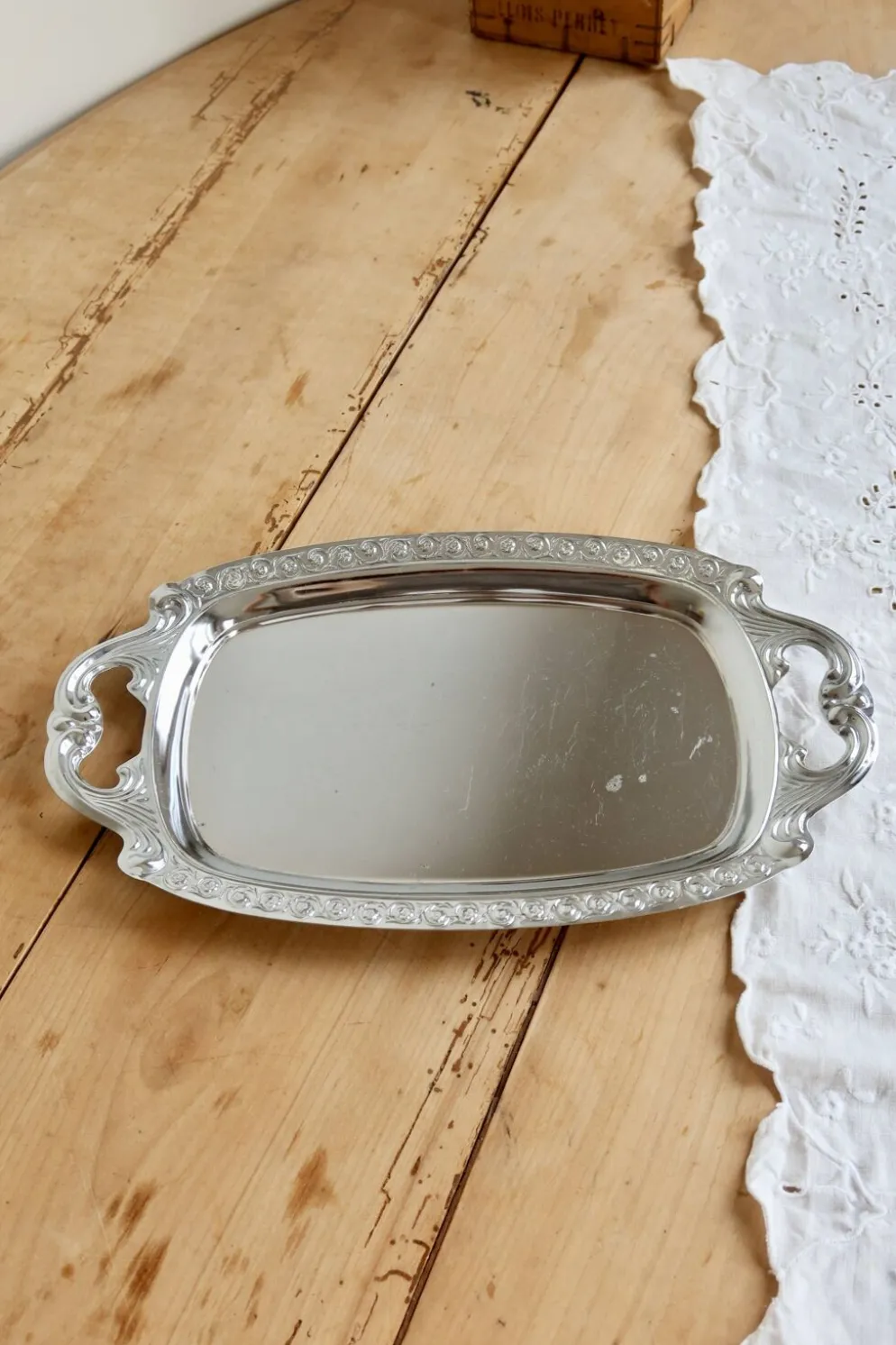 Plateau de service vintage métal argenté – Poignées et bordure gravée style