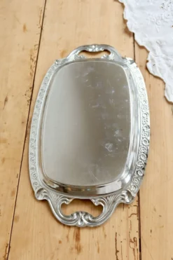 Plateau de service vintage métal argenté – Poignées et bordure gravée style