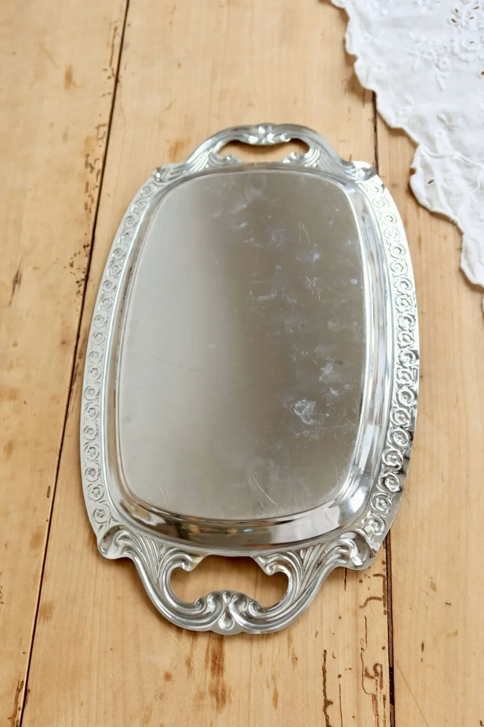Plateau de service vintage métal argenté – Poignées et bordure gravée style