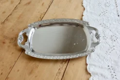 Plateau de service vintage métal argenté – Poignées et bordure gravée style