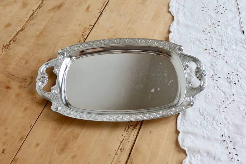 Plateau de service vintage métal argenté – Poignées et bordure gravée style